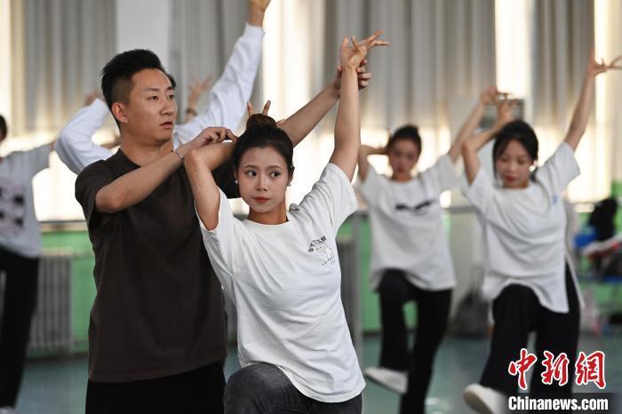 6月6日，在甘肅敦煌青年夜校課程中，青年學(xué)員學(xué)習(xí)敦煌舞課程。李亞龍 攝　　