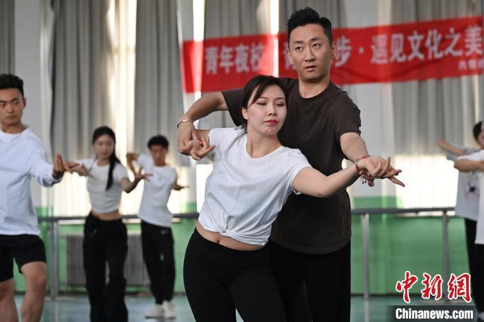 6月6日，在甘肅敦煌青年夜校課程中，學(xué)員學(xué)習(xí)敦煌舞課程。李亞龍 攝　　