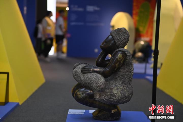 圖為游客參觀藝術(shù)展。中新社記者 李亞龍 攝</p>
<p>