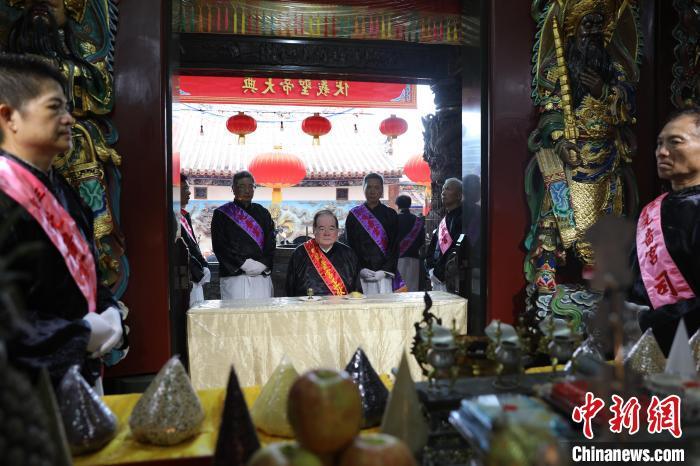 6月21日，“2024(甲辰年)兩岸共祭人文始祖伏羲典禮”在臺(tái)灣新北舉行。擔(dān)任主祭官的先嗇宮董事長、中國國民黨前秘書長李乾龍(中)出席典禮并擔(dān)任主祭官。中新社記者 張曉曦 攝