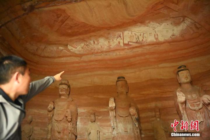 7月15日，甘肅省平?jīng)鍪袥艽h百里石窟長(zhǎng)廊中的南石窟寺1號(hào)窟內(nèi)，工作人員介紹窟內(nèi)僅存的浮雕——佛傳故事。百里石窟長(zhǎng)廊位于涇川縣境內(nèi)，由512個(gè)石窟、5眼窟中石井組成，現(xiàn)存王母宮石窟、鳳凰山石窟、南石窟寺、丈八寺石窟、羅漢洞石窟、太山寺石窟等規(guī)模較大的石窟群，還有數(shù)量眾多的小石窟群。南石窟寺開鑿于北魏永平三年，其中1號(hào)窟屬于大型七佛窟，七佛高達(dá)6米。中新社記者 李亞龍 攝</p>
<p>