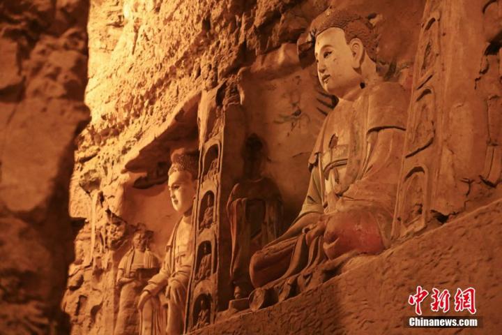 7月15日，甘肅省平?jīng)鍪袥艽h百里石窟長(zhǎng)廊中的王母宮石窟造像。百里石窟長(zhǎng)廊位于涇川縣境內(nèi)，由512個(gè)石窟、5眼窟中石井組成，現(xiàn)存王母宮石窟、鳳凰山石窟、南石窟寺、丈八寺石窟、羅漢洞石窟、太山寺石窟等規(guī)模較大的石窟群，還有數(shù)量眾多的小石窟群。王母宮石窟又名千佛洞，該窟設(shè)計(jì)宏大，造像生動(dòng)，窟內(nèi)擁有造像數(shù)百尊，是較為珍貴的佛教文化歷史遺存。中新社記者 李亞龍 攝</p>
<p>