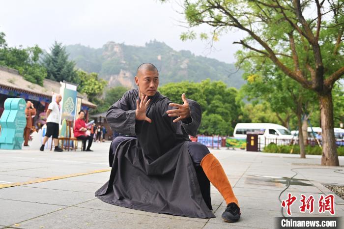 7月14日，甘肅省平?jīng)鍪嗅轻忌骄皡^(qū)內(nèi)，嵩山少林弟子展示武藝。7月13日至14日，“2024年北京體育大學(xué)第十五屆國(guó)際武術(shù)比賽交流大會(huì)暨首屆崆峒山國(guó)際武術(shù)大會(huì)”舉行，大會(huì)也在崆峒山景區(qū)進(jìn)行問(wèn)道崆峒、武術(shù)高級(jí)研修班、崆峒拜師等系列活動(dòng)。中新社記者 李亞龍 攝</p>
<p>