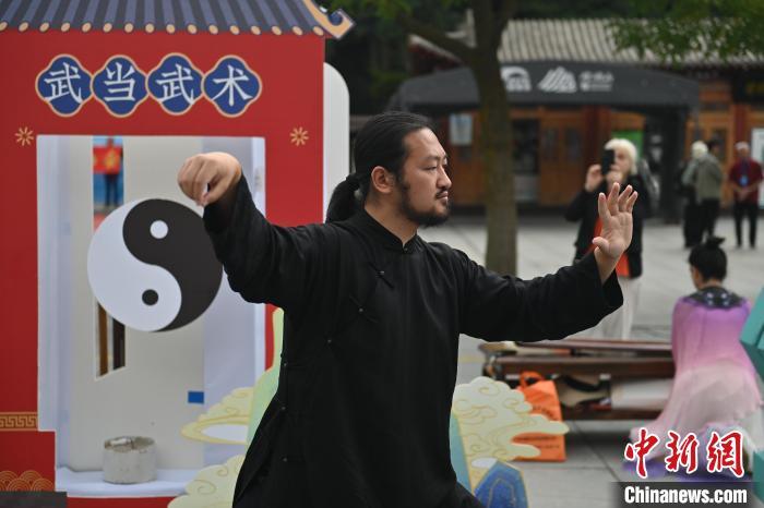 7月14日，甘肅省平?jīng)鍪嗅轻忌骄皡^(qū)內(nèi)，武當(dāng)玄武派傳承人展示武當(dāng)武術(shù)。7月13日至14日，“2024年北京體育大學(xué)第十五屆國(guó)際武術(shù)比賽交流大會(huì)暨首屆崆峒山國(guó)際武術(shù)大會(huì)”舉行，大會(huì)也在崆峒山景區(qū)進(jìn)行問(wèn)道崆峒、武術(shù)高級(jí)研修班、崆峒拜師等系列活動(dòng)。中新社記者 李亞龍 攝</p>
<p>