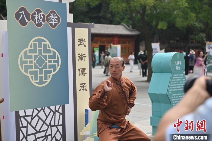 7月14日，甘肅省平?jīng)鍪嗅轻忌骄皡^(qū)內(nèi)，八極拳傳承人展示八極拳。7月13日至14日，“2024年北京體育大學(xué)第十五屆國(guó)際武術(shù)比賽交流大會(huì)暨首屆崆峒山國(guó)際武術(shù)大會(huì)”舉行，大會(huì)也在崆峒山景區(qū)進(jìn)行問(wèn)道崆峒、武術(shù)高級(jí)研修班、崆峒拜師等系列活動(dòng)。中新社記者 李亞龍 攝</p>
<p>