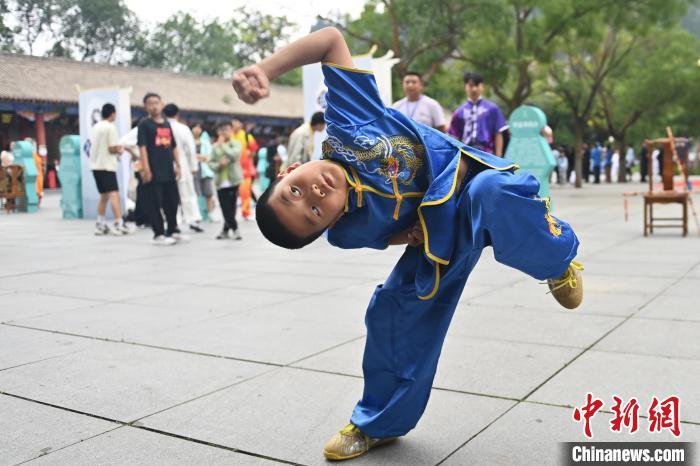 7月14日，甘肅省平?jīng)鍪嗅轻忌骄皡^(qū)內(nèi)，小朋友展示查拳。7月13日至14日，“2024年北京體育大學(xué)第十五屆國(guó)際武術(shù)比賽交流大會(huì)暨首屆崆峒山國(guó)際武術(shù)大會(huì)”舉行，大會(huì)也在崆峒山景區(qū)進(jìn)行問(wèn)道崆峒、武術(shù)高級(jí)研修班、崆峒拜師等系列活動(dòng)。中新社記者 李亞龍 攝</p>
<p>