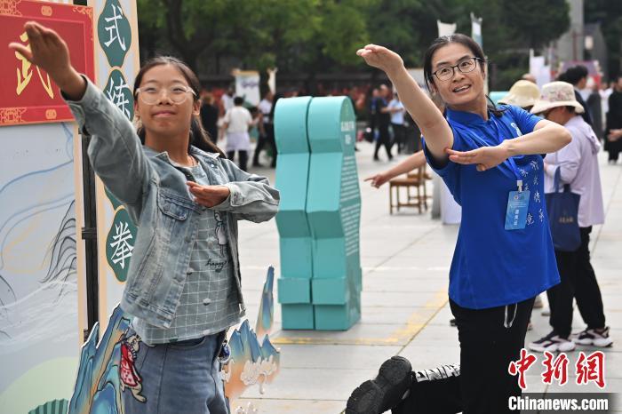 7月14日，甘肅省平?jīng)鍪嗅轻忌骄皡^(qū)內(nèi)，霍氏練手拳傳承人、霍元甲玄孫女霍靜虹(右)教授武術(shù)愛(ài)好者霍氏練手拳。7月13日至14日，“2024年北京體育大學(xué)第十五屆國(guó)際武術(shù)比賽交流大會(huì)暨首屆崆峒山國(guó)際武術(shù)大會(huì)”舉行，大會(huì)也在崆峒山景區(qū)進(jìn)行問(wèn)道崆峒、武術(shù)高級(jí)研修班、崆峒拜師等系列活動(dòng)。中新社記者 李亞龍 攝</p>
<p>