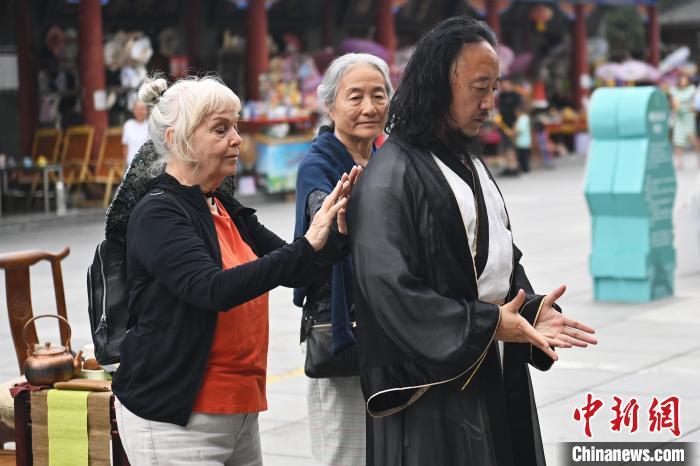 7月14日，甘肅省平?jīng)鍪嗅轻忌骄皡^(qū)內(nèi)，外籍武術(shù)愛(ài)好者感受青城武術(shù)。7月13日至14日，“2024年北京體育大學(xué)第十五屆國(guó)際武術(shù)比賽交流大會(huì)暨首屆崆峒山國(guó)際武術(shù)大會(huì)”舉行，大會(huì)也在崆峒山景區(qū)進(jìn)行問(wèn)道崆峒、武術(shù)高級(jí)研修班、崆峒拜師等系列活動(dòng)。中新社記者 李亞龍 攝</p>
<p>