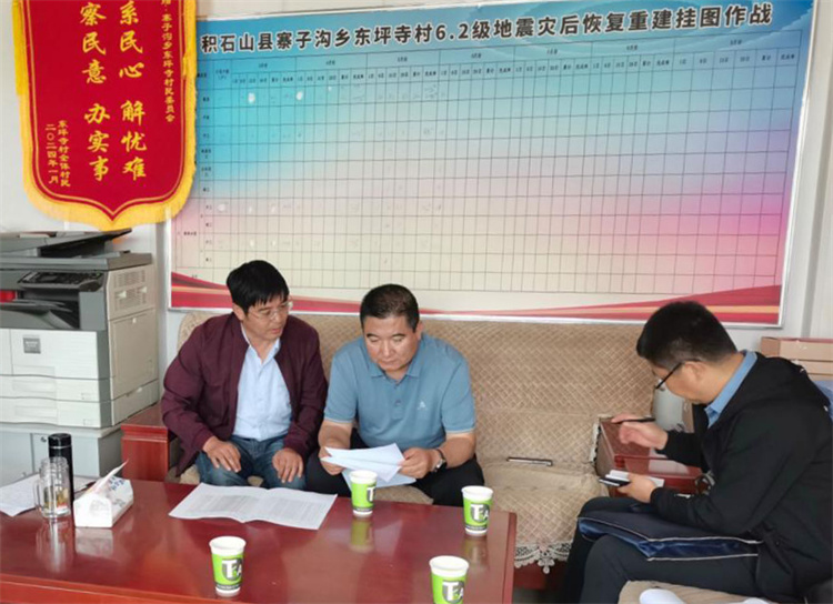 州縣紀委監(jiān)委機關(guān)聯(lián)合督查組對下沉干部 、駐村干部 、包村組長、村干部 “四級”干部履職到崗情況，以及工作日志和民情臺賬、訴求臺賬進行日常監(jiān)督檢查，壓實工作責(zé)任。.jpg