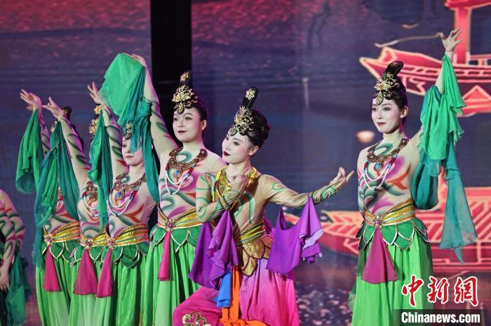 7月19日晚，第五屆黃河之濱文藝展演在蘭州體育文化廣場(chǎng)開(kāi)幕。圖為開(kāi)幕式演出敦煌舞蹈。張曦予 攝