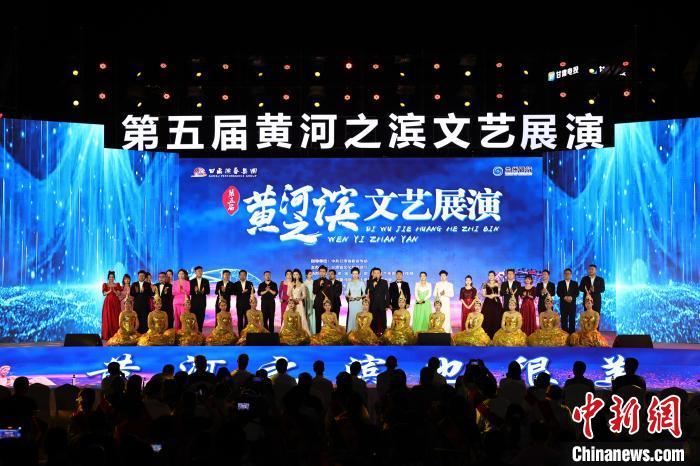 7月19日晚，第五屆黃河之濱文藝展演在蘭州體育文化廣場(chǎng)開(kāi)幕。張曦予 攝