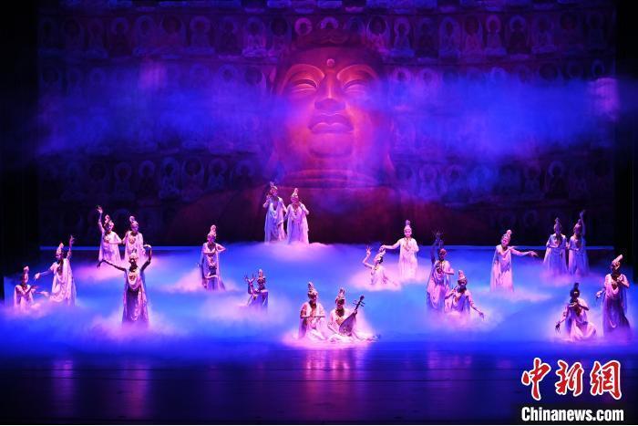 7月18日晚，中國(guó)經(jīng)典舞劇《絲路花雨》在甘肅蘭州黃河劇院進(jìn)行演出。中國(guó)經(jīng)典舞劇《絲路花雨》迎來(lái)45周年，7月17日-8月4日在蘭州開(kāi)啟為期多天的駐場(chǎng)演出。該舞劇取材于敦煌莫高窟壁畫，集中國(guó)霓裳羽衣舞、敦煌舞、印度舞、黑巾舞、波斯馬鈴舞等于一身，自1979年演出至今，該劇先后在40多個(gè)國(guó)家和地區(qū)演出近4000場(chǎng)，觀眾550多萬(wàn)人次。中新社記者 李亞龍 攝</p>
<p>