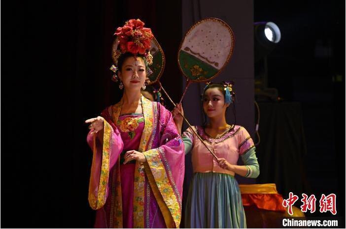 7月18日晚，中國(guó)經(jīng)典舞劇《絲路花雨》在甘肅蘭州黃河劇院進(jìn)行演出。中國(guó)經(jīng)典舞劇《絲路花雨》迎來(lái)45周年，7月17日-8月4日在蘭州開(kāi)啟為期多天的駐場(chǎng)演出。該舞劇取材于敦煌莫高窟壁畫，集中國(guó)霓裳羽衣舞、敦煌舞、印度舞、黑巾舞、波斯馬鈴舞等于一身，自1979年演出至今，該劇先后在40多個(gè)國(guó)家和地區(qū)演出近4000場(chǎng)，觀眾550多萬(wàn)人次。中新社記者 李亞龍 攝</p>
<p>