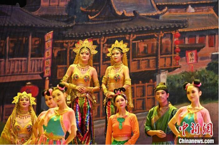 7月18日晚，中國(guó)經(jīng)典舞劇《絲路花雨》在甘肅蘭州黃河劇院進(jìn)行演出。中國(guó)經(jīng)典舞劇《絲路花雨》迎來(lái)45周年，7月17日-8月4日在蘭州開(kāi)啟為期多天的駐場(chǎng)演出。該舞劇取材于敦煌莫高窟壁畫，集中國(guó)霓裳羽衣舞、敦煌舞、印度舞、黑巾舞、波斯馬鈴舞等于一身，自1979年演出至今，該劇先后在40多個(gè)國(guó)家和地區(qū)演出近4000場(chǎng)，觀眾550多萬(wàn)人次。中新社記者 李亞龍 攝</p>
<p>
