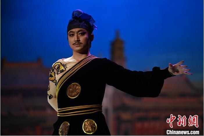 7月18日晚，中國(guó)經(jīng)典舞劇《絲路花雨》在甘肅蘭州黃河劇院進(jìn)行演出。中國(guó)經(jīng)典舞劇《絲路花雨》迎來(lái)45周年，7月17日-8月4日在蘭州開(kāi)啟為期多天的駐場(chǎng)演出。該舞劇取材于敦煌莫高窟壁畫，集中國(guó)霓裳羽衣舞、敦煌舞、印度舞、黑巾舞、波斯馬鈴舞等于一身，自1979年演出至今，該劇先后在40多個(gè)國(guó)家和地區(qū)演出近4000場(chǎng)，觀眾550多萬(wàn)人次。中新社記者 李亞龍 攝