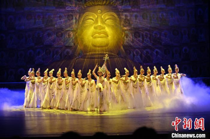7月18日晚，中國(guó)經(jīng)典舞劇《絲路花雨》在甘肅蘭州黃河劇院演出。李亞龍 攝