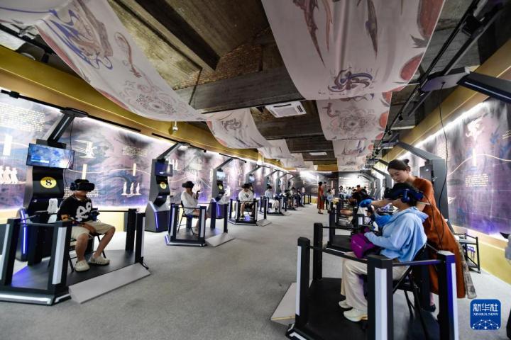 7月22日，游客線下體驗(yàn)“尋境敦煌——數(shù)字敦煌沉浸展”。新華社記者 郎兵兵 攝</p>
<p>