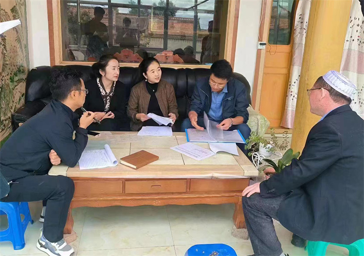 臨潭縣卓洛鄉(xiāng)紀(jì)委工作人員在下園子村農(nóng)戶家中了解在發(fā)放大病救助補(bǔ)助資金中是否存在落實(shí)不及時(shí)、不到位等作風(fēng)方面的問題。.jpg