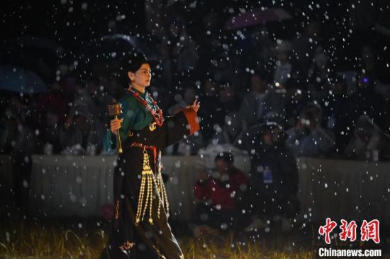 圖為2024年8月6日晚大賽現(xiàn)場模特進行比賽。李亞龍 攝