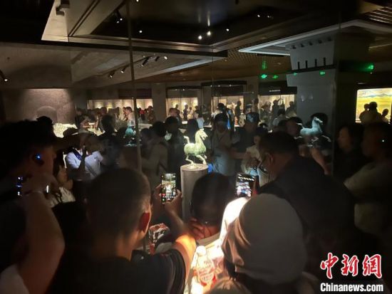 8月17日至23日，“濃濃民族情 兩岸一家親”臺(tái)灣同胞參訪團(tuán)甘肅行交流活動(dòng)在甘肅展開(kāi)。圖為臺(tái)胞參觀甘肅省博物館。中新社記者 閆姣 攝