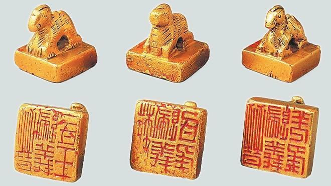 從左至右依次為“晉歸義羌侯”金印、“晉歸義氐王”金印、“魏歸義氐侯”金印