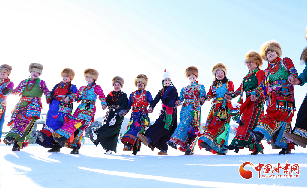 冰雪場(chǎng)上歡歌笑語(yǔ)迎新年