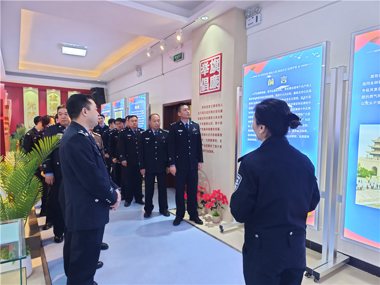 嘉峪關(guān)市公安局明珠路派出所參觀市公安局紀法廉政警示教育基地。.jpg