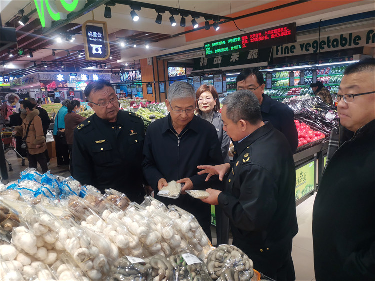 圖為市委常委、市紀委書記、市監(jiān)委主任張學(xué)勇調(diào)研食品安全責任包保企業(yè)西部天地商貿(mào)有限責任公司.jpg