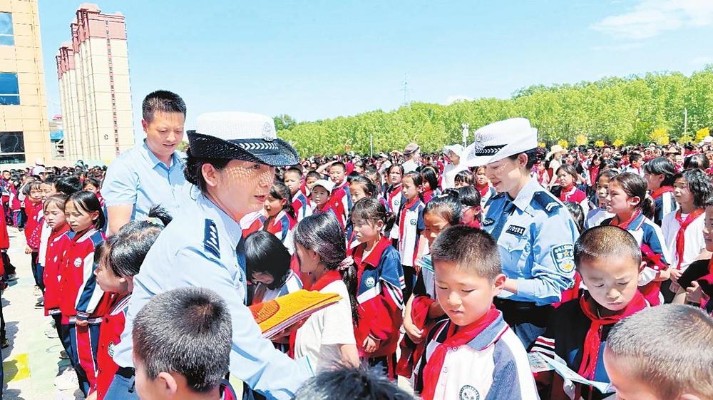 積石山交警開展交通安全宣傳教育活動