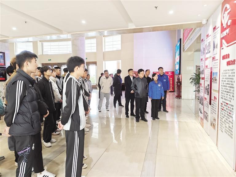 團(tuán)市委開展青年學(xué)子入企探崗活動