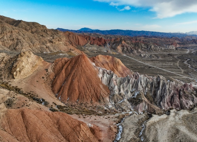 張掖：億年雕琢“外星地貌”引客來(lái)