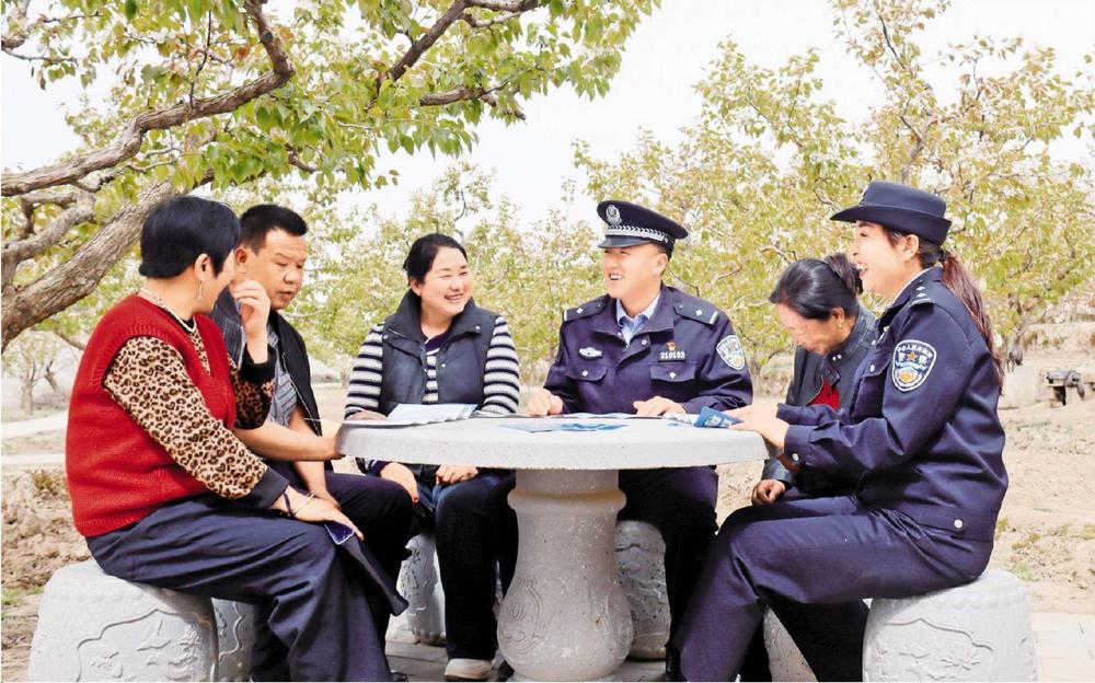 隴西公安走進(jìn)化心梨基地 將安全防范知識送入群眾心間